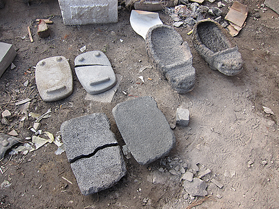 Some of the original pre-Hispanic pieces next to their broken replicas